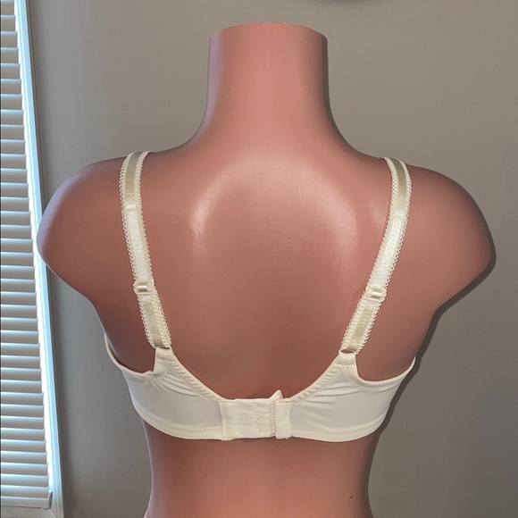 Olga by Warner's Luxury Lift Full-Figure Full-Coverage Bra - 38D - Picture 2 of 7